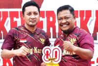Bupati Tojo Una-una, Ilham Lwidu bersama Ramli Thalib usai kemenangan di Piala Kemerdekaan HUT RI.