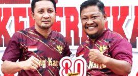 Bupati Tojo Una-una, Ilham Lwidu bersama Ramli Thalib usai kemenangan di Piala Kemerdekaan HUT RI.