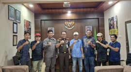 Kepala Kejari Buol, Regie Komara, S.H., M.H., saat menerima audiensi pengurus PJS Buol di ruang kerjanya, Kamis (21/8/2025).
