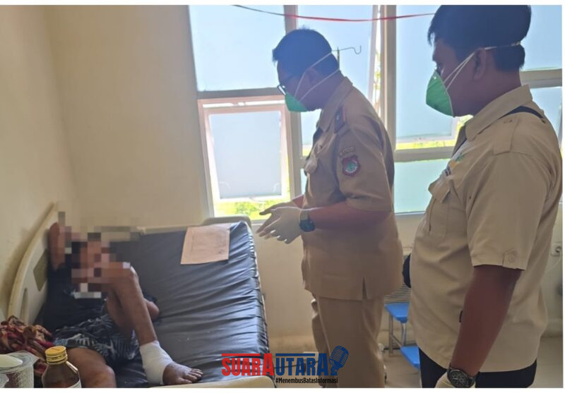 Foto Kepala Dinsos Banggai Rudi P Bulla Bersama Pekerja sosial langsung tangani warga terlantar menderita penyakit TB