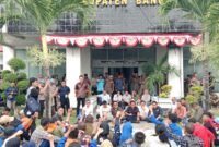 Foto Pada aksi pertama, Ketua DPRD Banggai Saripudin Tjatjo sempat hadir menemui langsung peserta aksi.di dampingi beberapa Anggota