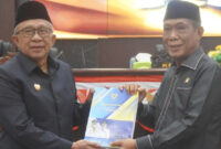 Foto Wabup Banggai Serahkan Berkas APBD-P 2025 Pada Ketua DPRD H.Safrudin Tjatjo.SH