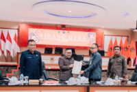 Foto Bupati Banggai Ir H.Amirudin.MM bersama
Kakan pertanahan Harjiman serta Sekda Moh.Ramli Tongko