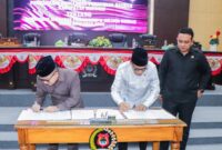 Foto Bupati Ir H.Amirudin.MM Dan Ketua DPRD Banggai Sarifudin Tjatjo.SH serta  Waket II I Putu Guming Lakukan Penandatangan Sahkan Raperda Perubahan APBD 2025