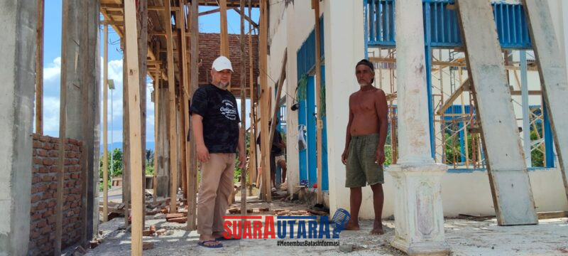 Kadis PUPR, Darsyad, ST, lakukan monitoring pembangunan Aula Workshop BLK di Desa Momunu, Minggu (15/9/2025) Foto : Jasri.