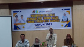 Foto Kadinkes Nurmasita  Datu Adam saat Membukan Kegiatan Evaluasi limbah medis di seluruh Puskesmas se-kabupaten banggai