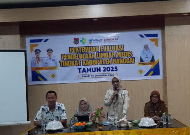Foto Kadinkes Nurmasita Datu Adam saat Membukan Kegiatan Evaluasi limbah medis di seluruh Puskesmas se-kabupaten banggai