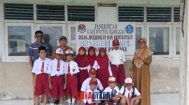 Foto Terpancar kebahagiaan dari para siswa ss tampe menerima Bantuan ANBK dari Pemda melalui Disdikbud banggai bersama para gurunya 