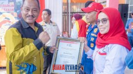 Foto Mujiono Lasitata saat menyerahkan piagam bagi petugas PMI 