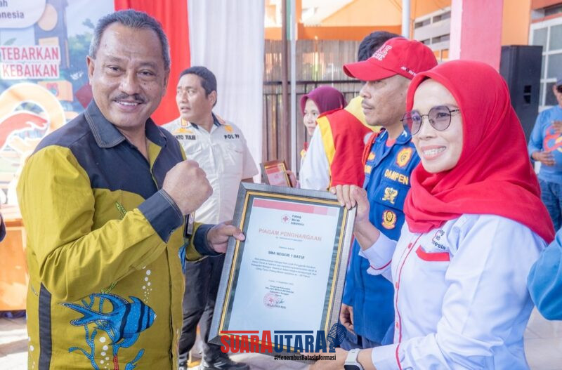 Foto Mujiono Lasitata saat menyerahkan piagam bagi petugas PMI 