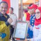 Foto Mujiono Lasitata saat menyerahkan piagam bagi petugas PMI 