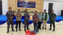 Foto Komandan Lanal Palu, Kolonel Laut (P) Marthinus didampingi Danposal, Lettu Laut Willy Septian Puryanto Amd.Kep