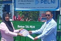 Foto Kepala Cabang PT PELNI ( Persero ) Cabang Luwuk Rachmat Hidayat, menyerahkan kendaraan roda tiga pada seorang Pemerhati Lingkungan Sulfina Yanti asal bangkep