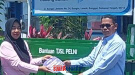 Foto Kepala Cabang PT PELNI ( Persero ) Cabang Luwuk Rachmat Hidayat, menyerahkan kendaraan roda tiga pada seorang Pemerhati Lingkungan Sulfina Yanti asal bangkep