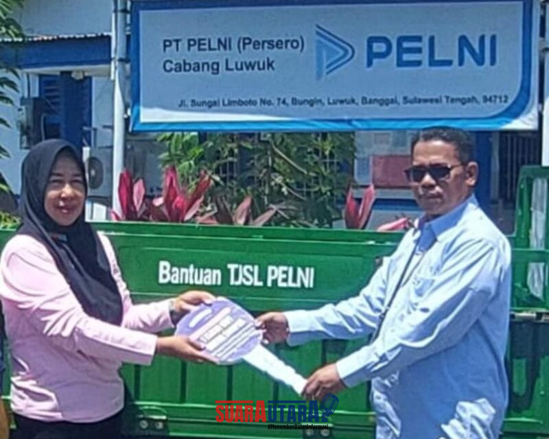 Foto Kepala Cabang PT PELNI ( Persero ) Cabang Luwuk Rachmat Hidayat, menyerahkan kendaraan roda tiga pada seorang Pemerhati Lingkungan Sulfina Yanti asal bangkep