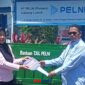 Foto Kepala Cabang PT PELNI ( Persero ) Cabang Luwuk Rachmat Hidayat, menyerahkan kendaraan roda tiga pada seorang Pemerhati Lingkungan Sulfina Yanti asal bangkep