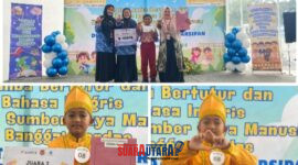 Foto siswa Aulia Rizky Abizar Muzamil, siswa kelas 5 SDIT Madani Luwuk, yang tampil percaya diri dengan bimbingan Fatma Simaa, S.Pd serta didampingi guru pendamping Zulmawati dan Tasya Kamila, bersama Kepala Sekolah Vebri Oktavina.
