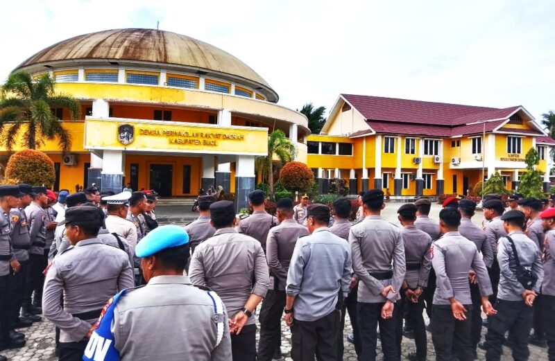 Kapolres Buol Pimpin Apel dan Aksi Bersih-Bersih Usai Unjuk Rasa Damai di DPRD Foto :Hamdun SDB)