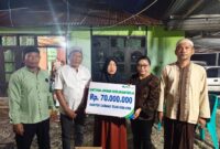 Kepala BPJS Ketenagakerjaan Tojo Una-Una, Salfia Latuhihin menyerahkan santunan Jaminan Kecelakaan Kerja (JKK) sebesar Rp70 juta kepada orang tua almarhum Aril Saputra sebagai ahli waris
