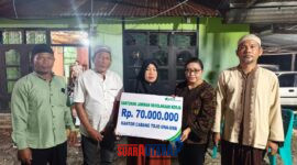 Kepala BPJS Ketenagakerjaan Tojo Una-Una, Salfia Latuhihin menyerahkan santunan Jaminan Kecelakaan Kerja (JKK) sebesar Rp70 juta kepada orang tua almarhum Aril Saputra sebagai ahli waris