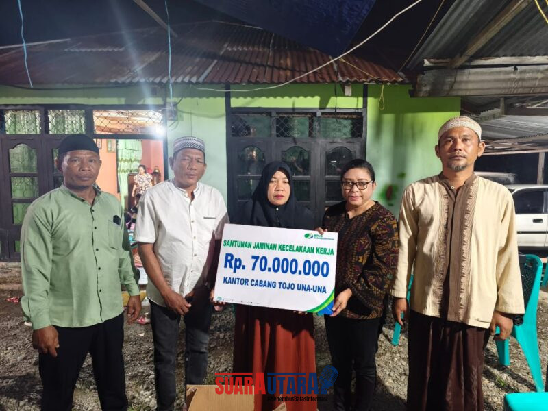 Kepala BPJS Ketenagakerjaan Tojo Una-Una, Salfia Latuhihin menyerahkan santunan Jaminan Kecelakaan Kerja (JKK) sebesar Rp70 juta kepada orang tua almarhum Aril Saputra sebagai ahli waris