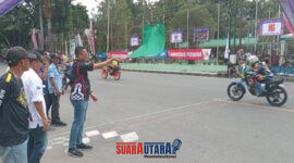 Foto Kapolres banggai AKBP Putu Hendra Binangkari.S.I.K Sebelum melepas Kelas Sport RX King Ia menyampaikan di depan para pembalap dan warga masyarakat yang menonton balap 