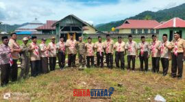 Ketua Kwarcab Gerakan Pramuka Kabupaten Buol, Murapto, M.Toa, S.Pd, yang juga Kepala SMKN 1 Tiloan, menyerahkan piala bergilir kepada peserta Kema Pramuka Madrasah se-Kabupaten Buol di Desa Kokobuka, Kecamatan Tiloan, Rabu (23/10/2025),