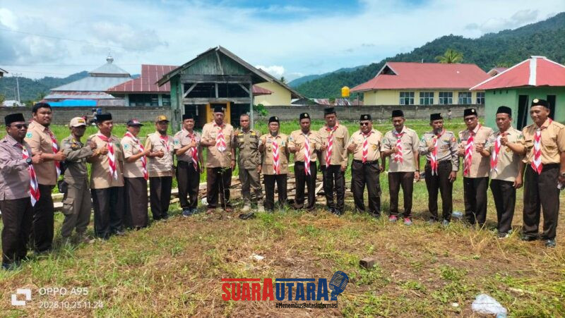 Ketua Kwarcab Gerakan Pramuka Kabupaten Buol, Murapto, M.Toa, S.Pd, yang juga Kepala SMKN 1 Tiloan, menyerahkan piala bergilir kepada peserta Kema Pramuka Madrasah se-Kabupaten Buol di Desa Kokobuka, Kecamatan Tiloan, Rabu (23/10/2025),