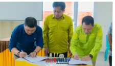 foto istimewa : Plt. Asisten III Administrasi Umum Setda Banggai, Damri Dajanun. Saksikan Kaban BKD Safrudin Hinelo.S.STP.M.Si Tanda Tangan Bersama Plt Direktur RSUD Luwuk  dr  Budiyanto Uda a