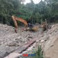 Aktifitas PETI dibantaran sungai Didesa Paret yang menggunakan alat berat