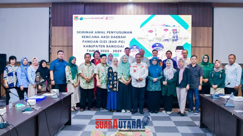 Foto: Bersama Sekada Banggai Moh.Ramli Tongko serta Ketua TP PKK Banggai Syamsuarni Amirudin, Asisten II Bidang Perekonomian dan Pembangunan Setda Banggai Mujiono,