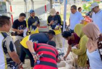 Foto : Sekda Banggai Moh.Ramli Tongko Pantau Pasar murah bersama Kadisperindag Natalia