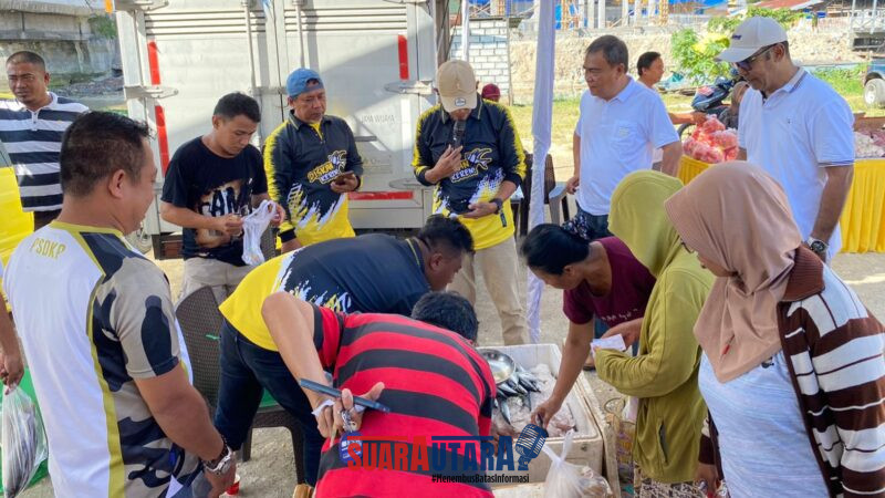 Foto : Sekda Banggai Moh.Ramli Tongko Pantau Pasar murah bersama Kadisperindag Natalia