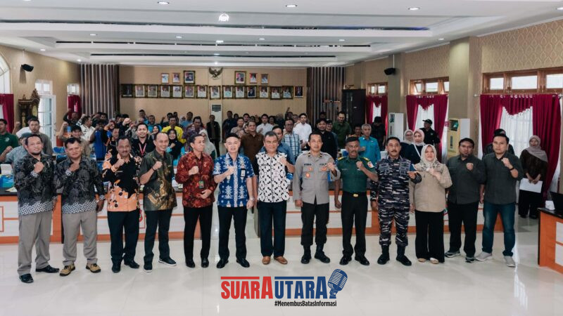 Foto bersama Sekda Banggai Moh Ramli Tongko dan para unsur Forkopimda serta peserta rapat