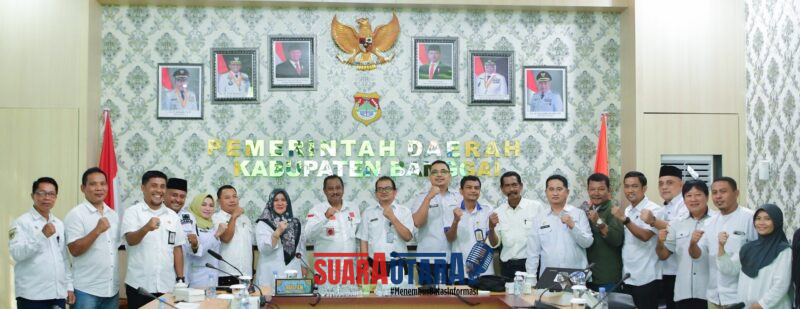 foto Istimewa: Tim Kemndagri Tiba Bowo Presdiantomo, S.H dan Rizal Alexander Simanjuntak, S.STP selaku tim verifikator yang tiba di Bandara Syukuran Aminuddin Amir pada siang hari