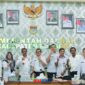 foto Istimewa: Tim Kemndagri Tiba Bowo Presdiantomo, S.H dan Rizal Alexander Simanjuntak, S.STP selaku tim verifikator yang tiba di Bandara Syukuran Aminuddin Amir pada siang hari