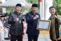 foto istimewa  : Wabup Banggai Drs H.Furqanuddin.MM Bersama Kadispora Drs Yori Ntoi bersama Hendrk usai menerima penghargaan di hari Sumpah pemuda 
