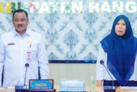 foto istimewa  : Mewakili Bupati Banggai Asisten Bidang Perekonomian dan Pembangunan Setda Banggai, Mujiono bersama Ratna, pejabat fungsional Pembina Industri Disperindag Sulteng.