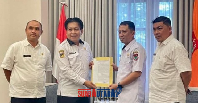 foto istimewa  : Mewakili Bupati Banggai Serahkan SK Plt Dir RSUD Luwuk Banggai, Drs. Damri Dayanun, M.Si didampingi Kaban BKD Safrudin Hinelo.S.STP.M.Si dan Insfektur Insfektorat banggai Syaifullah Mambuhu.S.STP.