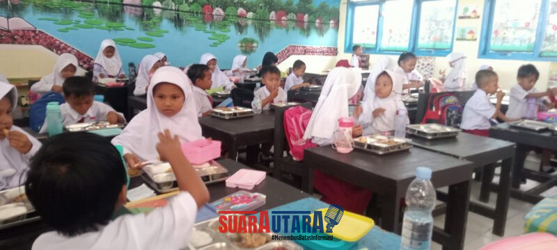 Salah satu kegiatan pemenuhan Gizi bagi siswa SD 1 Ratolindo