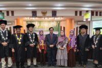 Ketua Dewan Pakar DPP PJS saat berfoto bersama promotor usai mengikuti gelar ujian program Doktor, Rabu (26/11/2025) di UMJ Jakarta.