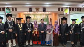 Ketua Dewan Pakar DPP PJS saat berfoto bersama promotor usai mengikuti gelar ujian program Doktor, Rabu (26/11/2025) di UMJ Jakarta.
