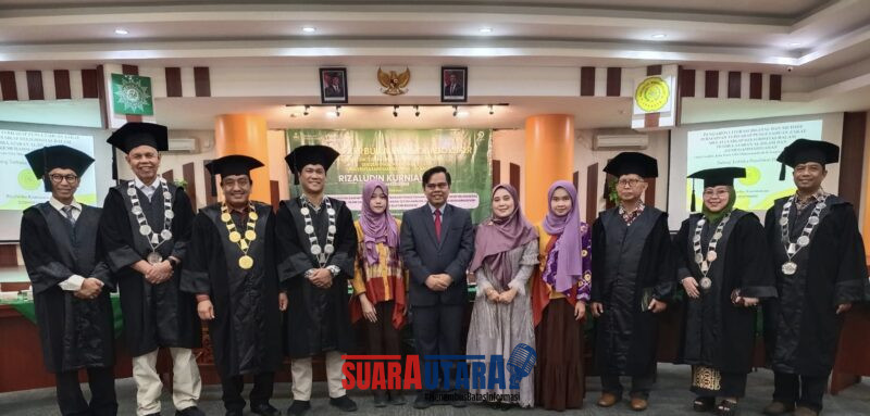 Ketua Dewan Pakar DPP PJS saat berfoto bersama promotor usai mengikuti gelar ujian program Doktor, Rabu (26/11/2025) di UMJ Jakarta.