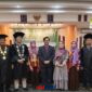 Ketua Dewan Pakar DPP PJS saat berfoto bersama promotor usai mengikuti gelar ujian program Doktor, Rabu (26/11/2025) di UMJ Jakarta.