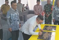 foto istimewa : Bupati Tanda Tangan Prasasti dan Resmikan Gedung kantor Camat Luwuk Selatan dan Kelurahan Bukit mambual di dampingi Camat Luwuk Selatan Muhammad Taufan Pawata dan disaksikan oleh lurah dan kades serta masyarakat liwuk