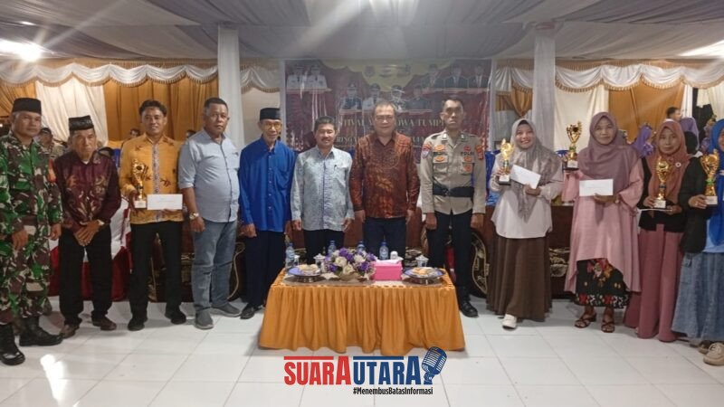 foto istimewa : Sekda Banggai Moh.Ramli Tongko didampingi Camat batui serta Panitia menutup Kegiatan Pekan Mosasautan Batui 2025 Perkuat Identitas dan Kebersamaan Masyarakat