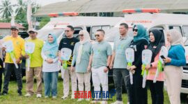 foto istimewa : Bupati Ir H.Amirudin.MM Serahkan 6 unit Mobil Ambulance di 6 puskesmas di saksikan Direktur Bank Sulteng cabang Luwuk, Dan Kadis Kesehatan
