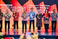 foto istimewa : Bupati Ir H.Amirudin.MM, saat terima penghargaan  bersama Kepala daerah lainnya dan sulteng kabupaten banggai terbaik