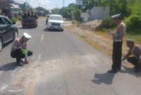 foto istimewa : Humas Polres Banggai Anggota Sat-Lantas polres banggai Olah TKP dua pengendara motor Tewas di Lindes Truk