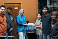 foto istimewa by : definisicom. Pengurus SAA menyerahkan batuan pada ibu pasien 